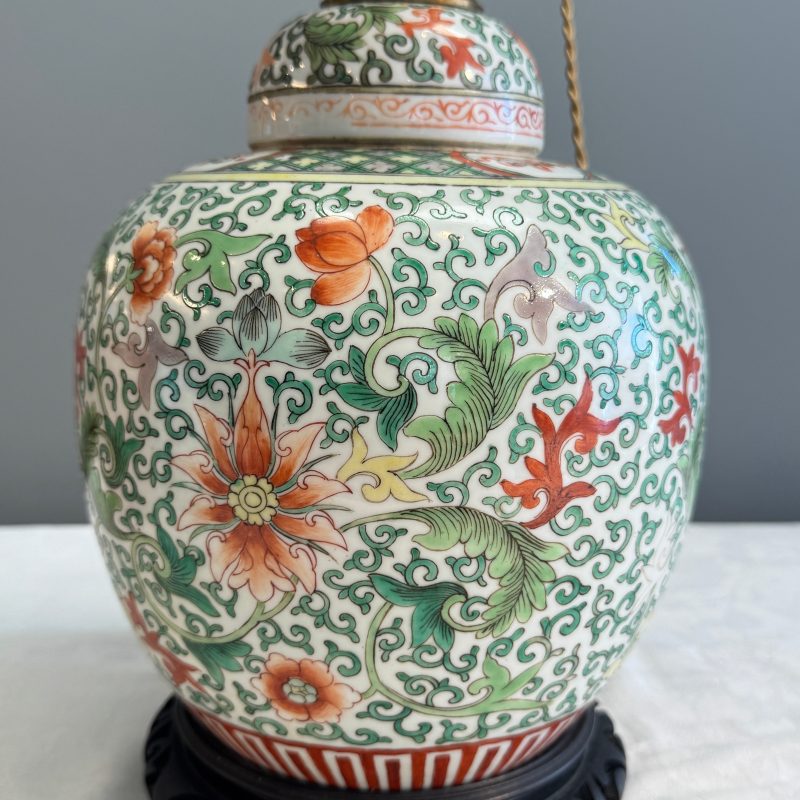 Three Chinese famille rose, verte and iron-red-decorated jars, one mounted as a lamp - 图53
