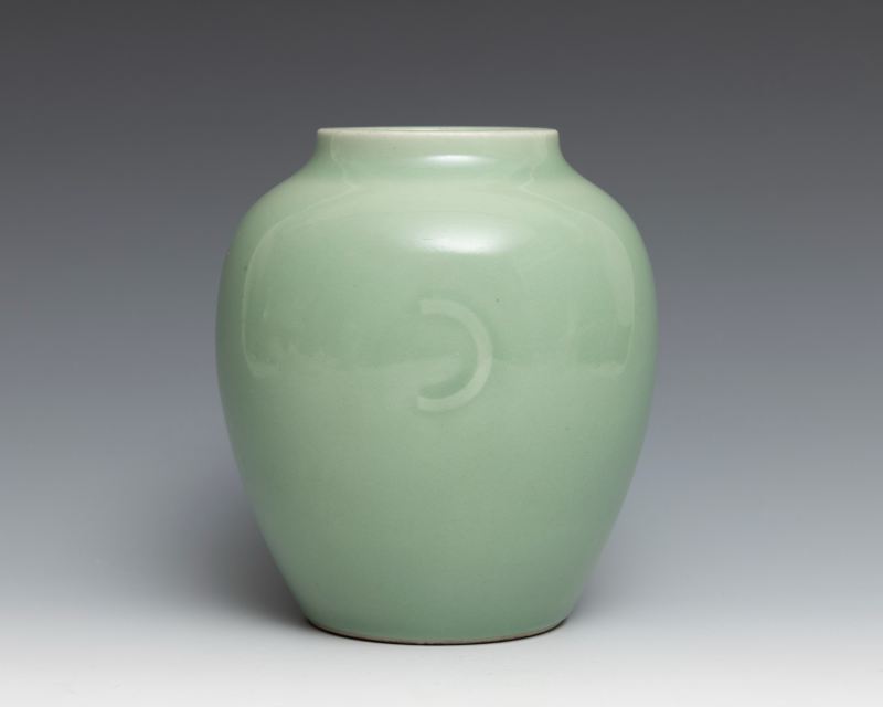A celadon-glazed jar, Qianlong mark and of the period (1736-1795) - 图2