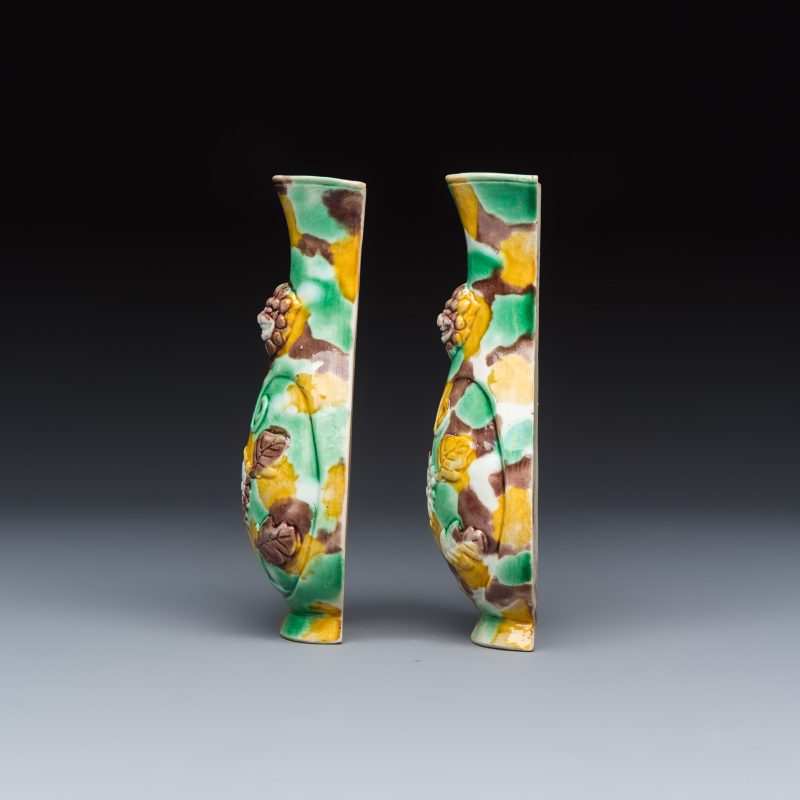 A pair of Chinese famille verte sancai biscuit wall pocket vases - 图3