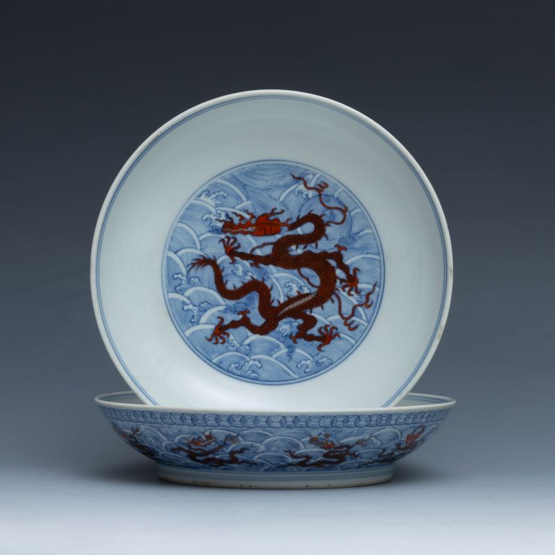 A pair of underglaze-blue and iron-red-decorated 'dragon' dishes, Qianlong mark and of the period (1736-1795) - 图2