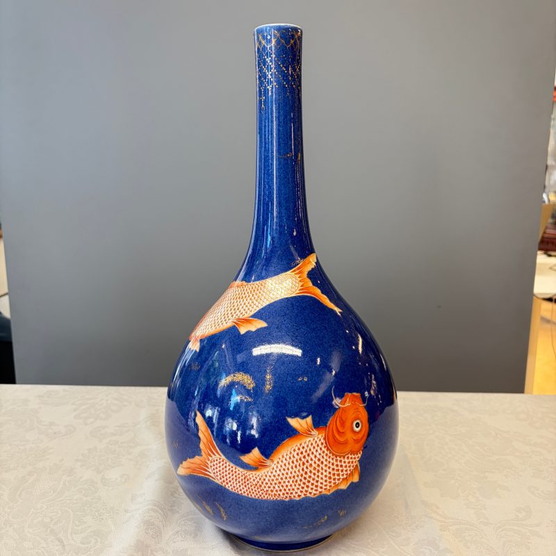 A Chinese gilt-heightened powder-blue-ground iron-red decorated 'Carps' vase - 图8