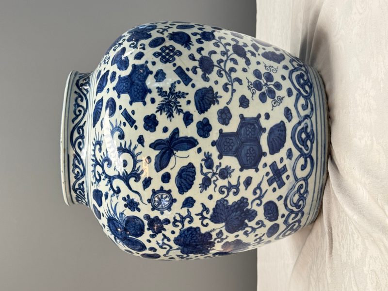 A large Chinese blue and white jar with Buddhist symbols, shells and insects - 图16