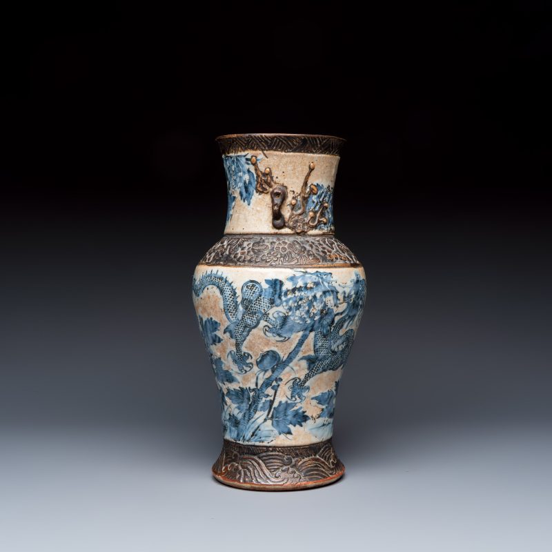 A Chinese Nanking blue and white vase and a famille rose jardinière - 图5