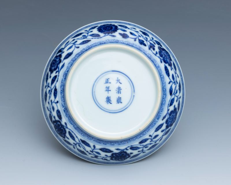 A Ming-style blue and white 'lotus bouquet' dish, Yongzheng mark and of the period (1723-1735) - 图3