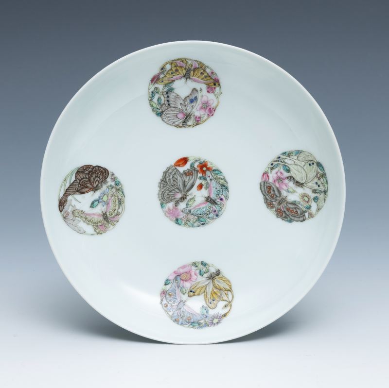 A famille rose falangcai 'butterfly' and doucai 'floral' medallion dish, Yongzheng mark and of the period (1723-1735) - 图2