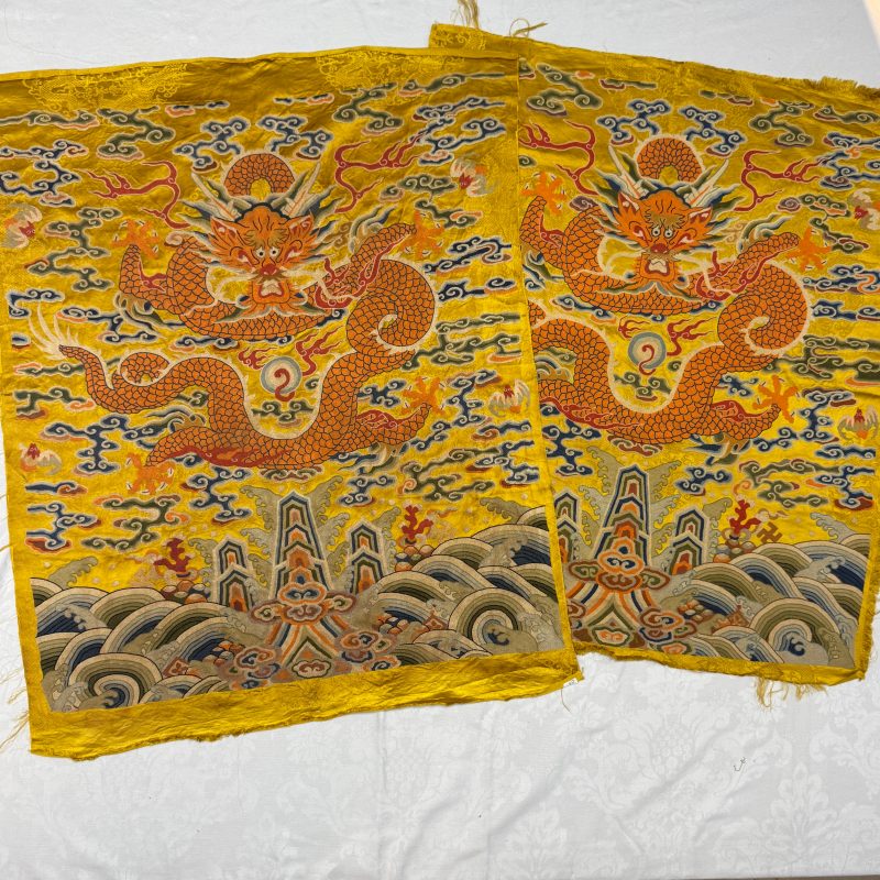 Two Chinese yellow-ground seed-stitch embroidered 'Dragon' panels - 图3