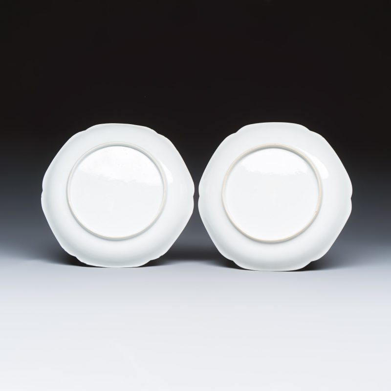 A pair of fine Chinese famille rose plates with figural design - 图2