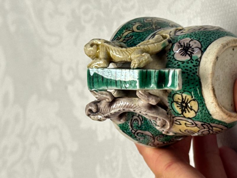 A Chinese famille verte sancai biscuit libation cup and a model of a shoe - 图23