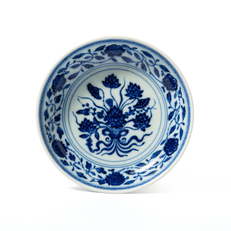 A Ming-style blue and white 'lotus bouquet' dish, Yongzheng mark and of the period (1723-1735) - 图1
