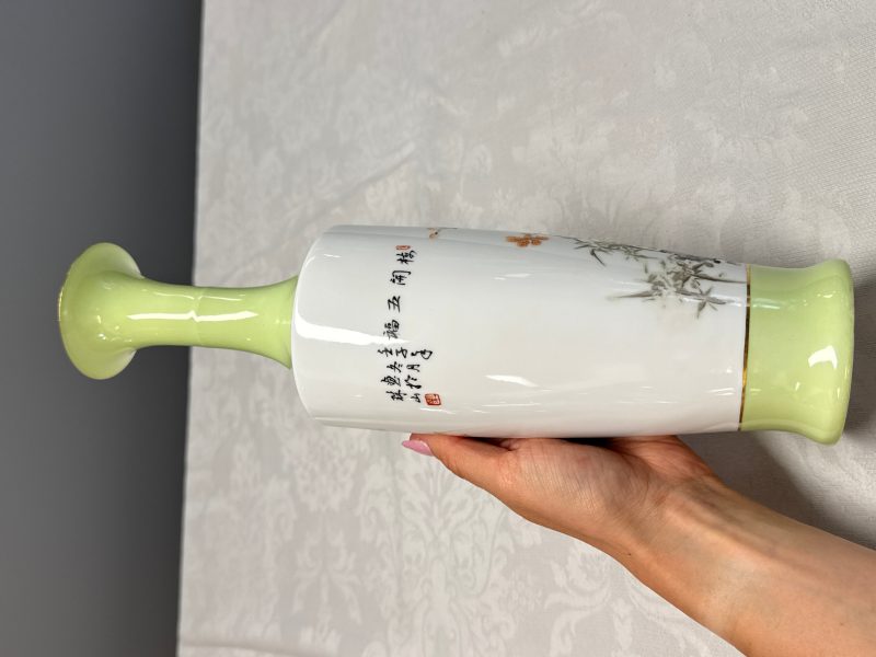 A pair of Chinese polychrome semi-eggshell 'birds among blossoming plum branches' vases - 图17