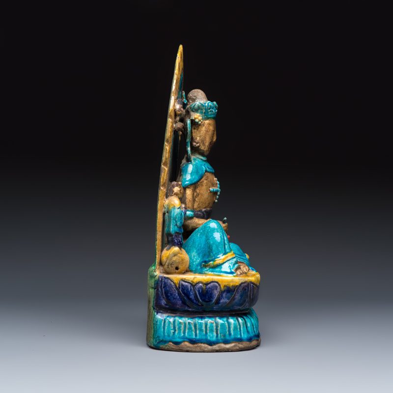 A Chinese gilt-decorated Fahua-glazed stoneware 'Bodhisattva with Attendants' group - 图5