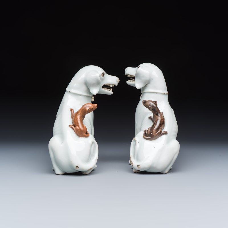 A pair of Chinese export white-glazed and biscuit models of hounds with pups - 图5