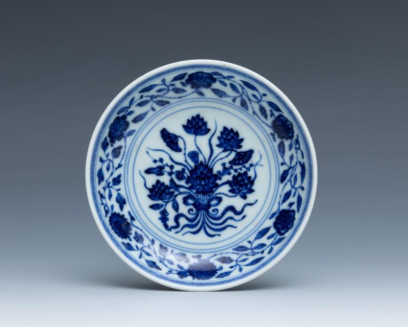 A Ming-style blue and white 'lotus bouquet' dish, Yongzheng mark and of the period (1723-1735) - 图2
