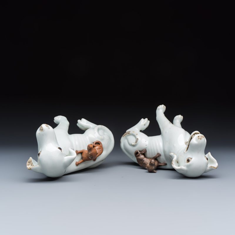 A pair of Chinese export white-glazed and biscuit models of hounds with pups - 图6