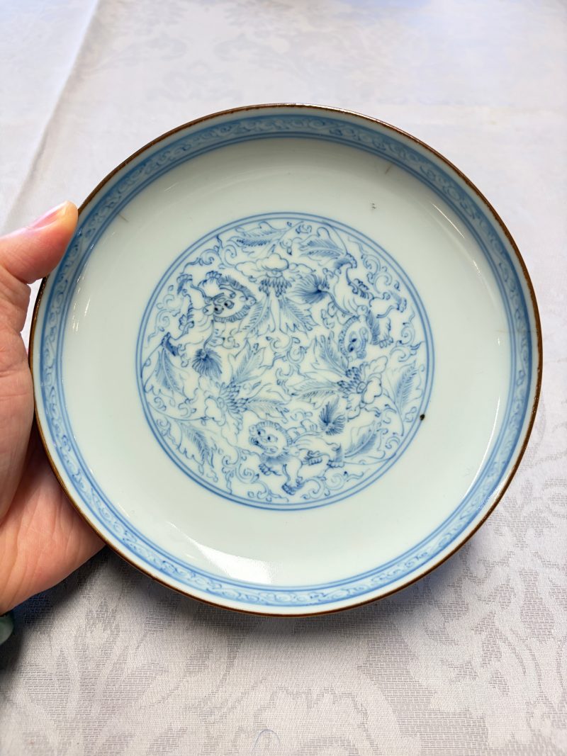 A Chinese blue and white pencil-style 'Buddhist Lions' plate - 图3