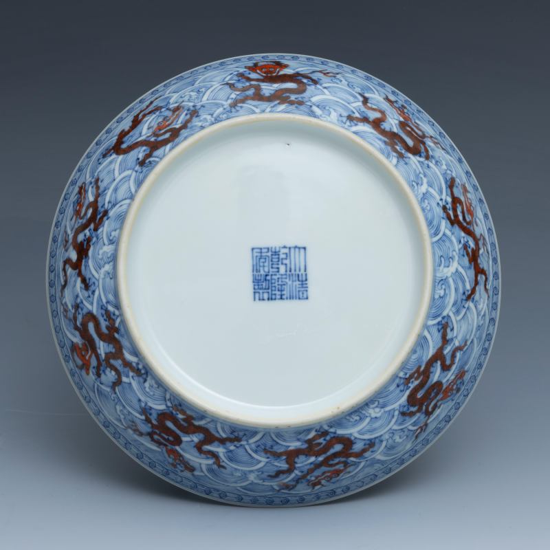 A pair of underglaze-blue and iron-red-decorated 'dragon' dishes, Qianlong mark and of the period (1736-1795) - 图5