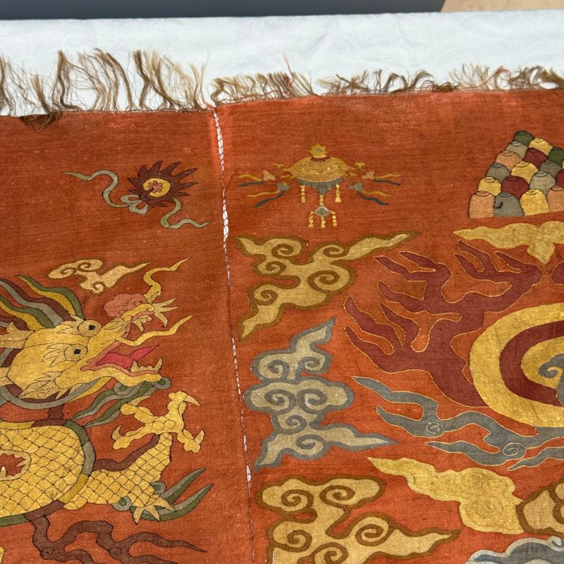 A Chinese coral-ground kesi 'Dragons' panel - 图23