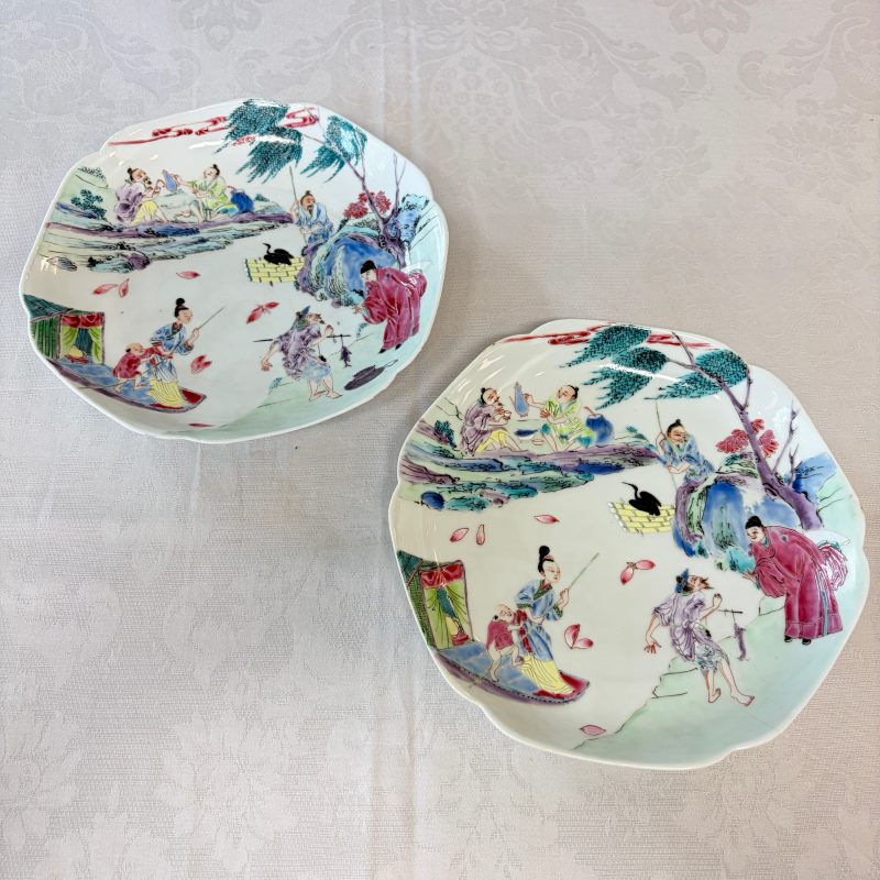 A pair of fine Chinese famille rose plates with figural design - 图3