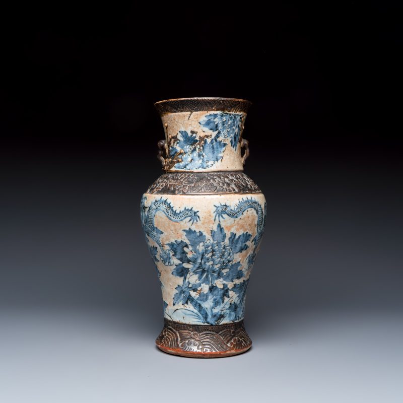 A Chinese Nanking blue and white vase and a famille rose jardinière - 图4