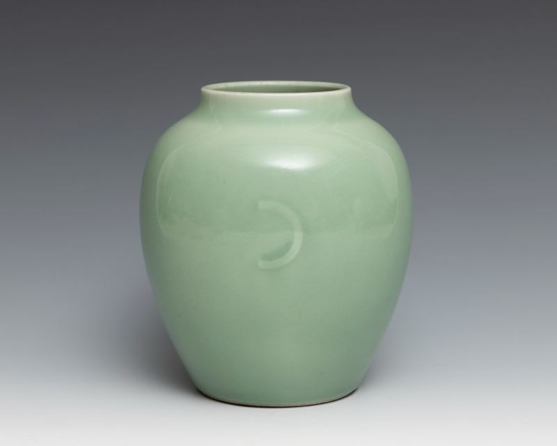 A celadon-glazed jar, Qianlong mark and of the period (1736-1795) - 图3