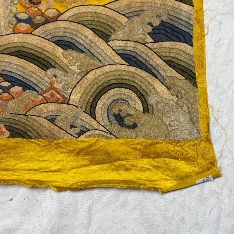Two Chinese yellow-ground seed-stitch embroidered 'Dragon' panels - 图4