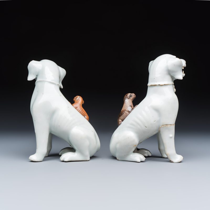 A pair of Chinese export white-glazed and biscuit models of hounds with pups - 图4