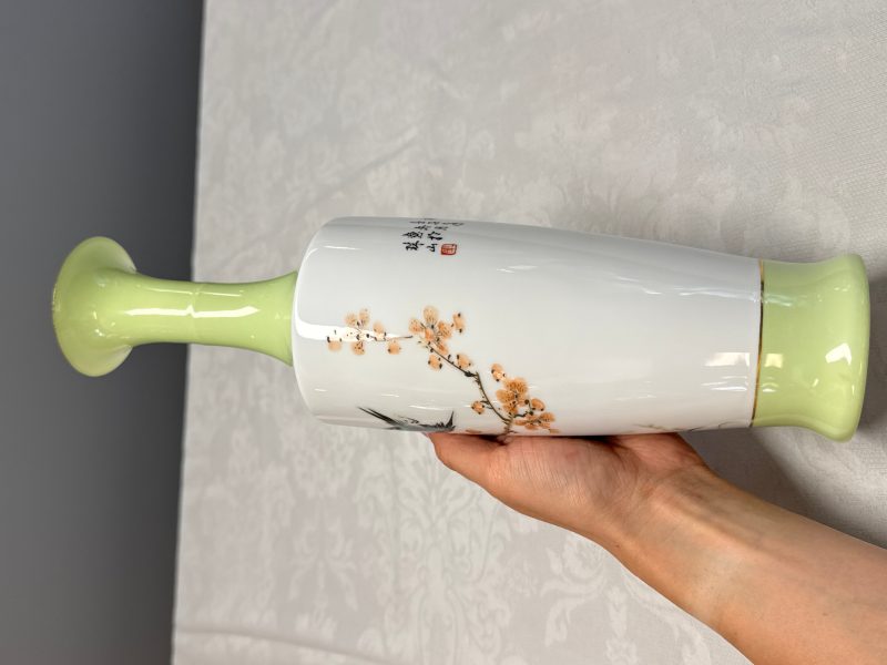 A pair of Chinese polychrome semi-eggshell 'birds among blossoming plum branches' vases - 图18