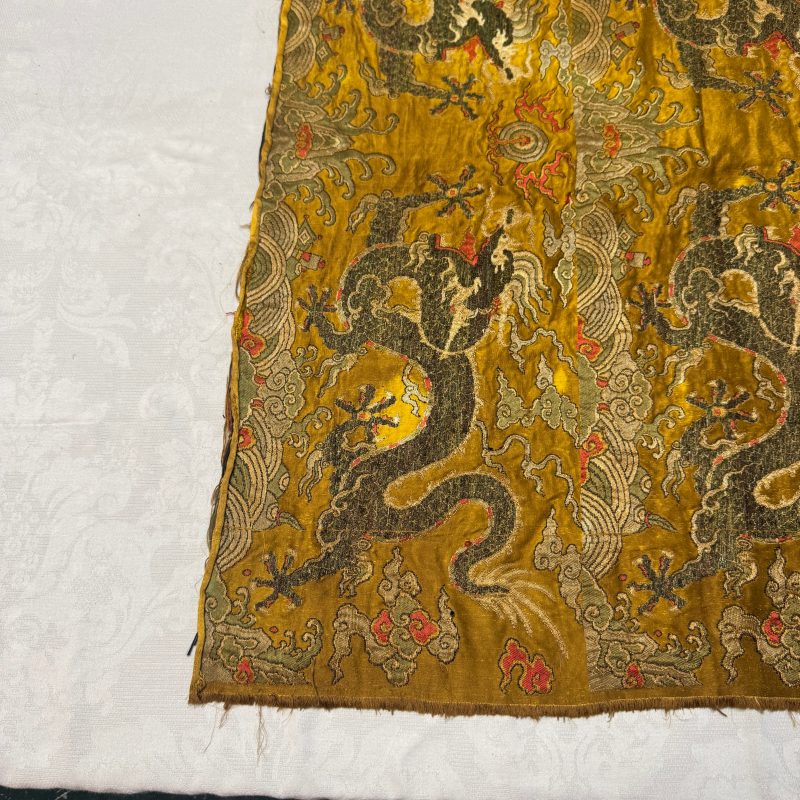 A rare Chinese peacock-feather brocade 'Dragons amid Clouds and Waves' panel - 图7