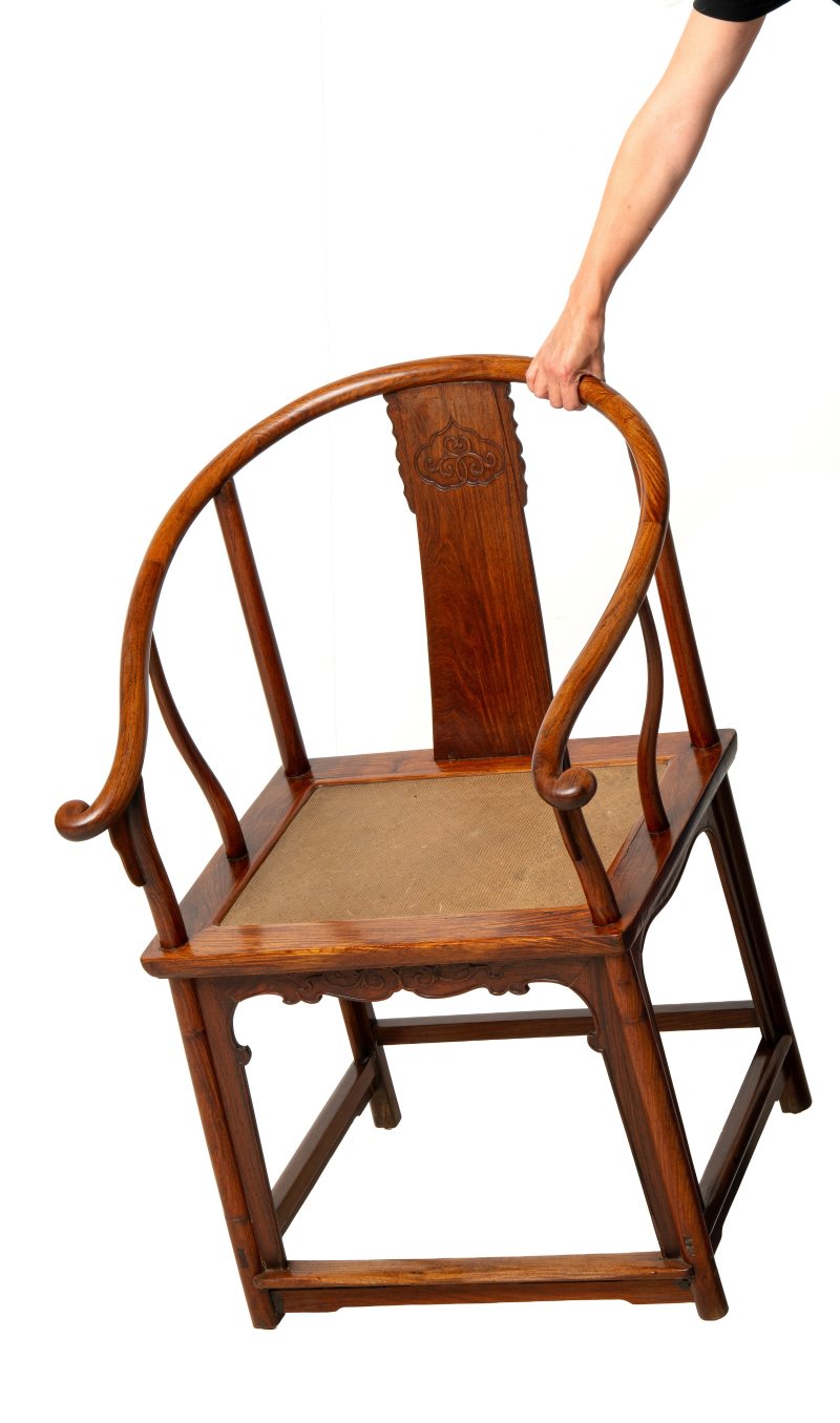 A pair of huanghuali horseshoe-back armchairs, Quanyi - 图20