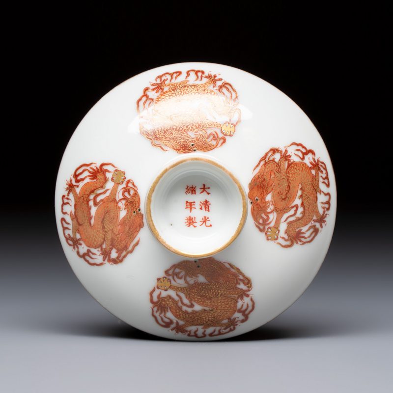 A fine Chinese iron-red and gilt-decorated 'Dragon' covered tea bowl with stand - 图9