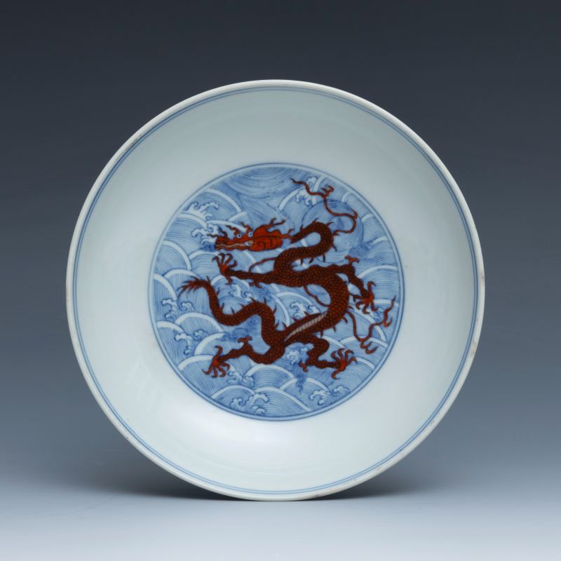 A pair of underglaze-blue and iron-red-decorated 'dragon' dishes, Qianlong mark and of the period (1736-1795) - 图4