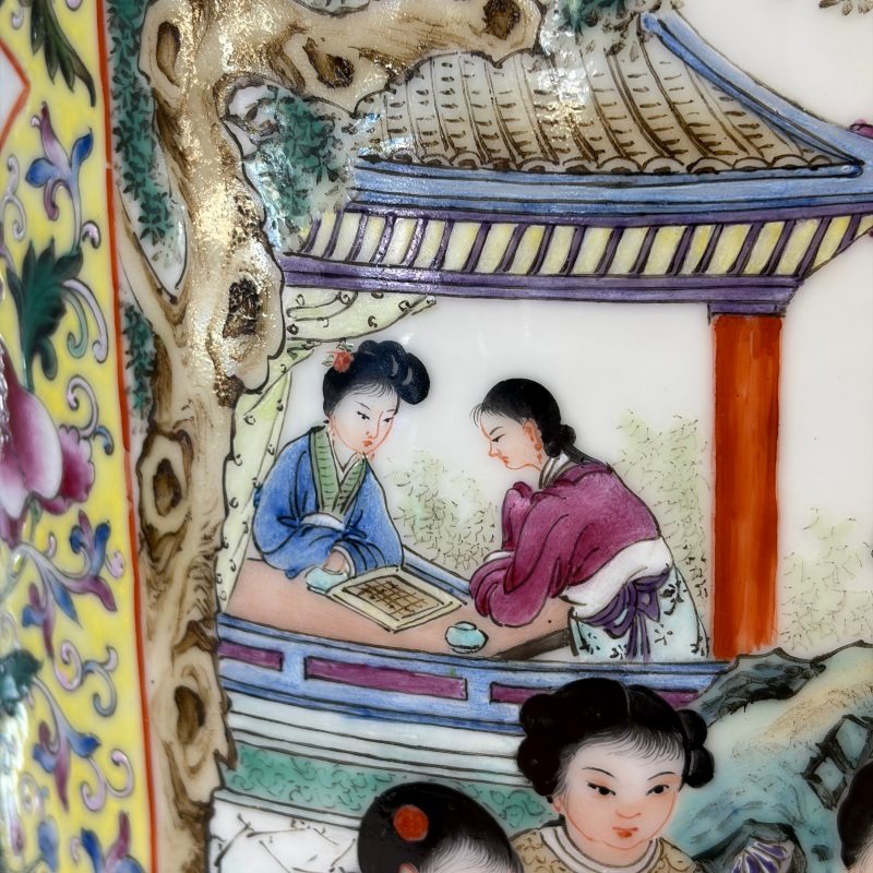 A pair of Chinese famille rose vases with figural design - 图46