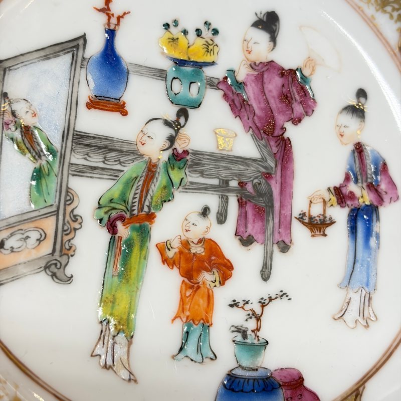 A Chinese famille rose gilt-decorated cup and saucer with figural design - 图16