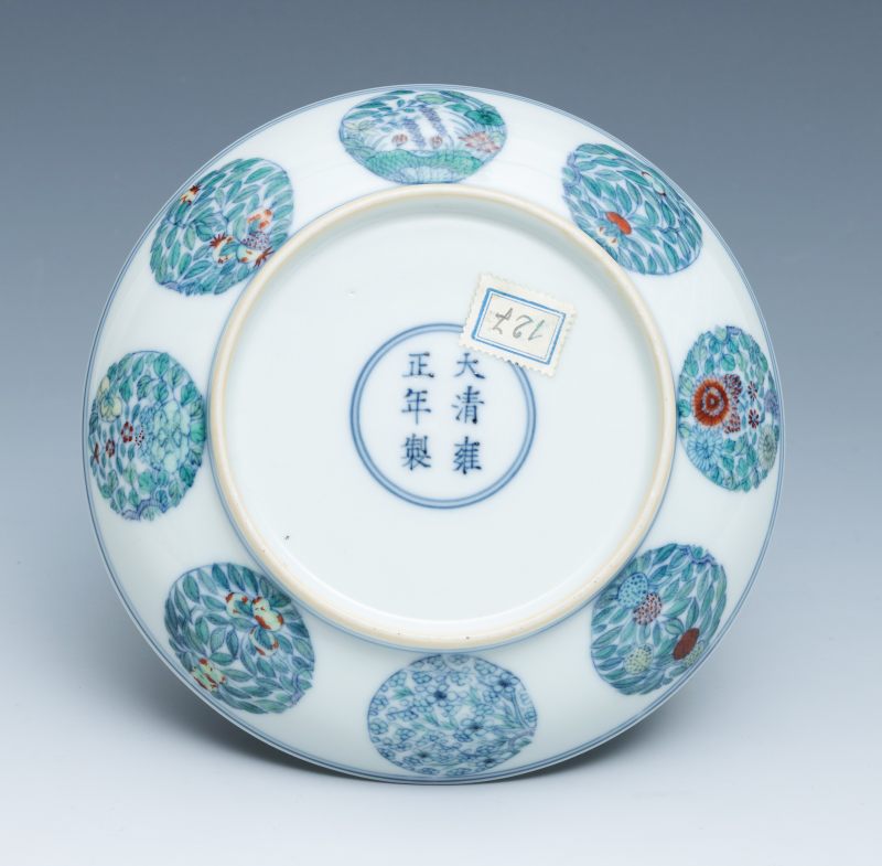 A famille rose falangcai 'butterfly' and doucai 'floral' medallion dish, Yongzheng mark and of the period (1723-1735) - 图3