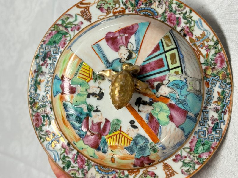 Four Chinese Canton famille rose vases and a covered bowl with figural design - 图33