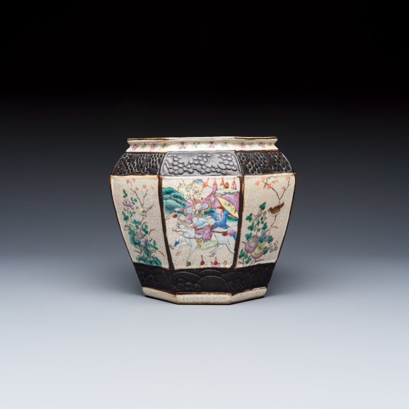 A Chinese Nanking blue and white vase and a famille rose jardinière - 图8