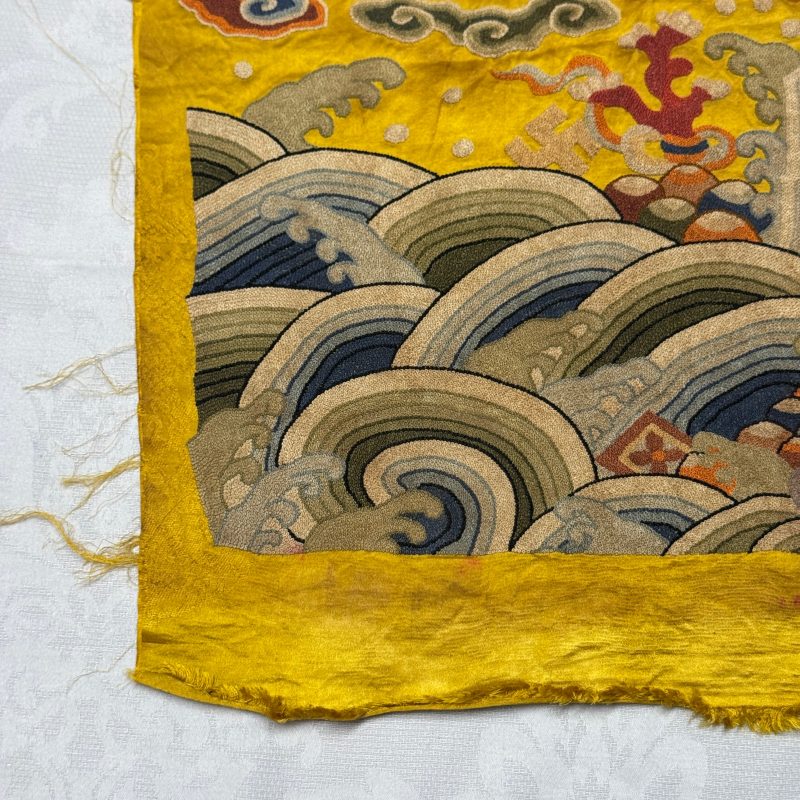 Two Chinese yellow-ground seed-stitch embroidered 'Dragon' panels - 图6