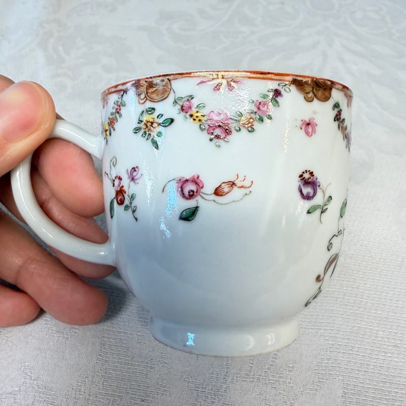 11 Chinese famille rose wares, one with gilt-bronze mounts - 图31