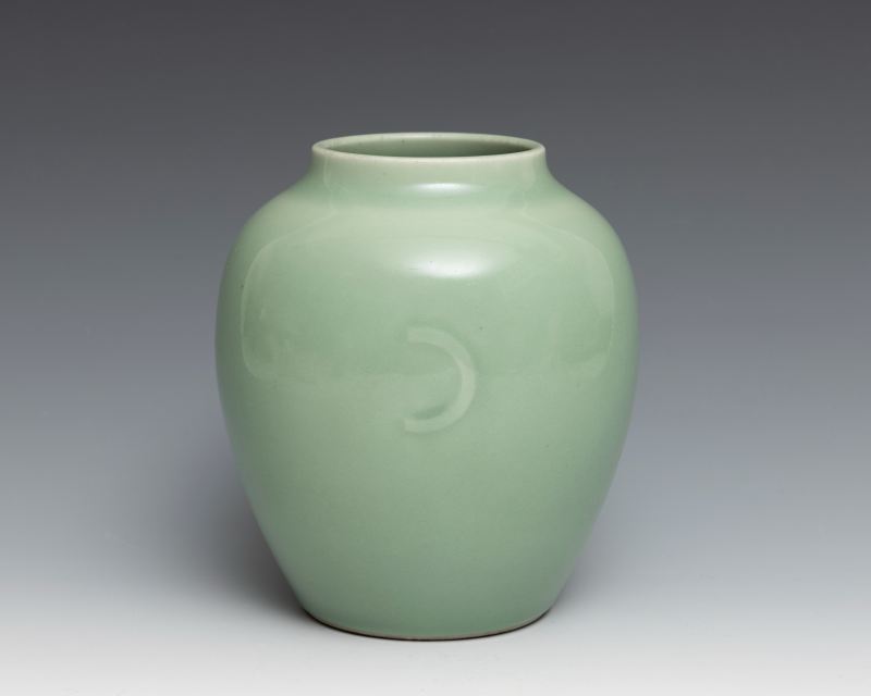 A celadon-glazed jar, Qianlong mark and of the period (1736-1795) - 图5