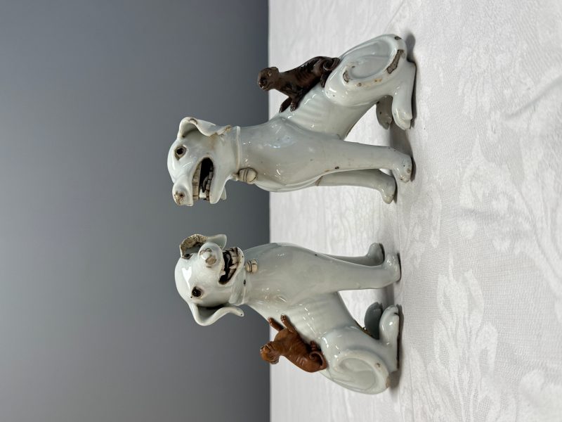 A pair of Chinese export white-glazed and biscuit models of hounds with pups - 图8