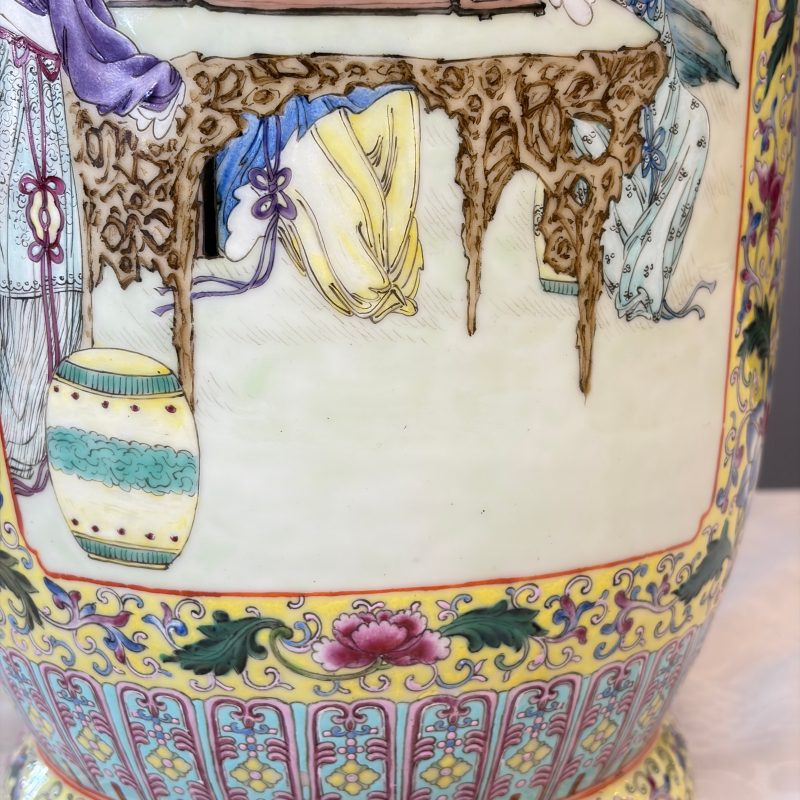 A pair of Chinese famille rose vases with figural design - 图48