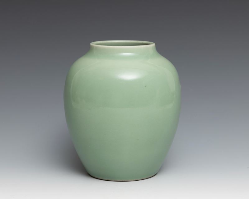A celadon-glazed jar, Qianlong mark and of the period (1736-1795) - 图6