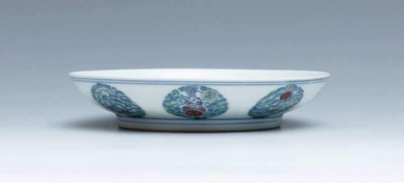 A famille rose falangcai 'butterfly' and doucai 'floral' medallion dish, Yongzheng mark and of the period (1723-1735) - 图4