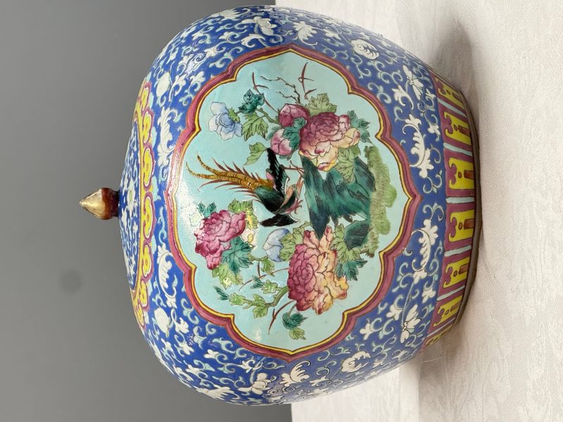 A pair of Chinese famille rose 'Birds among Flowering Branches' jars and covers - 图22