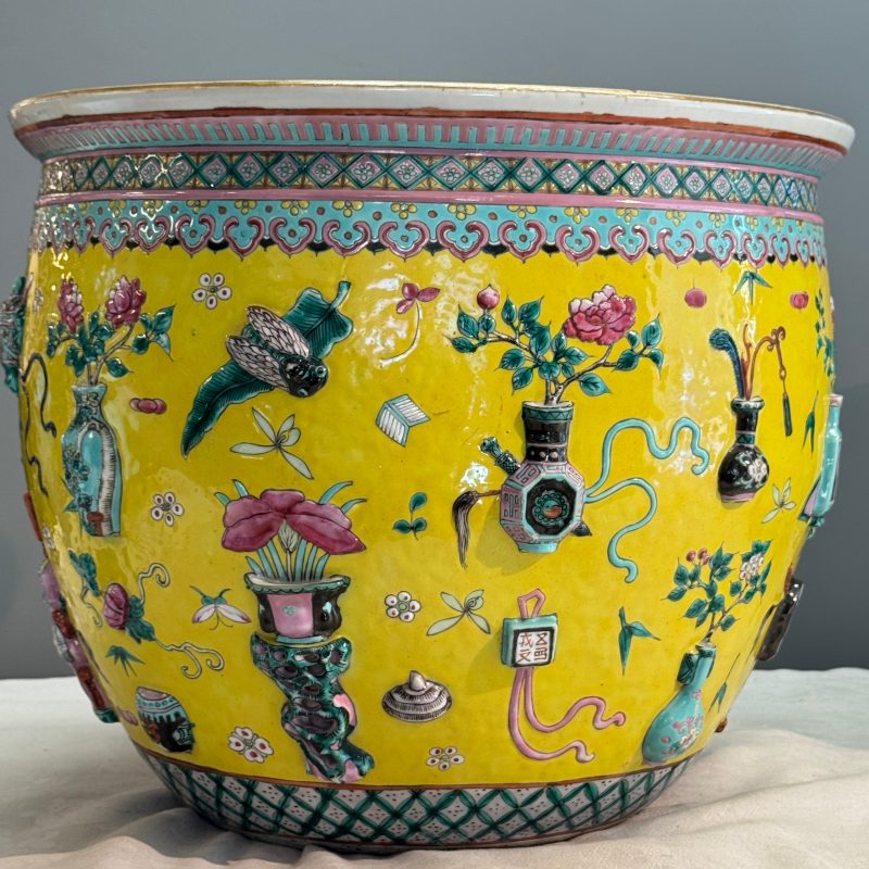 A pair of Chinese famille rose yellow-ground 'Antiquities' fish bowls with applied relief design - 图11