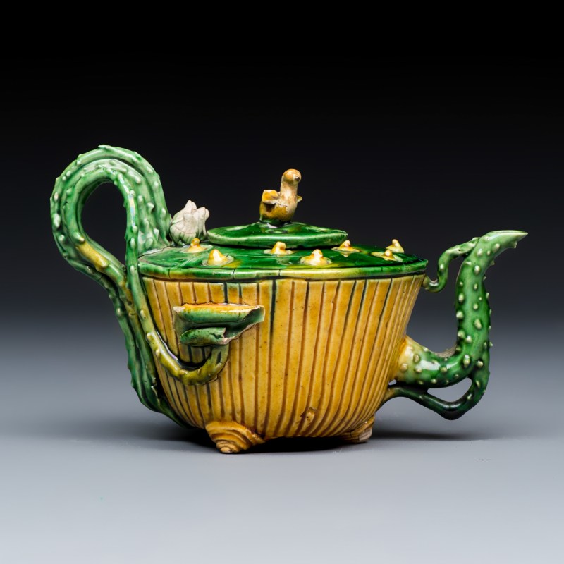 A Chinese famille verte sancai biscuit 'Lotus' teapot on a later wooden stand - 图4