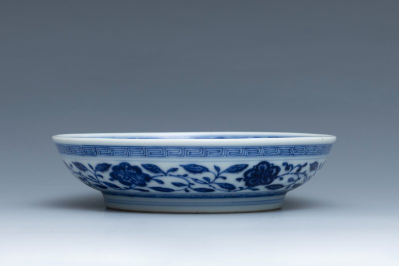 A Ming-style blue and white 'lotus bouquet' dish, Yongzheng mark and of the period (1723-1735) - 图5