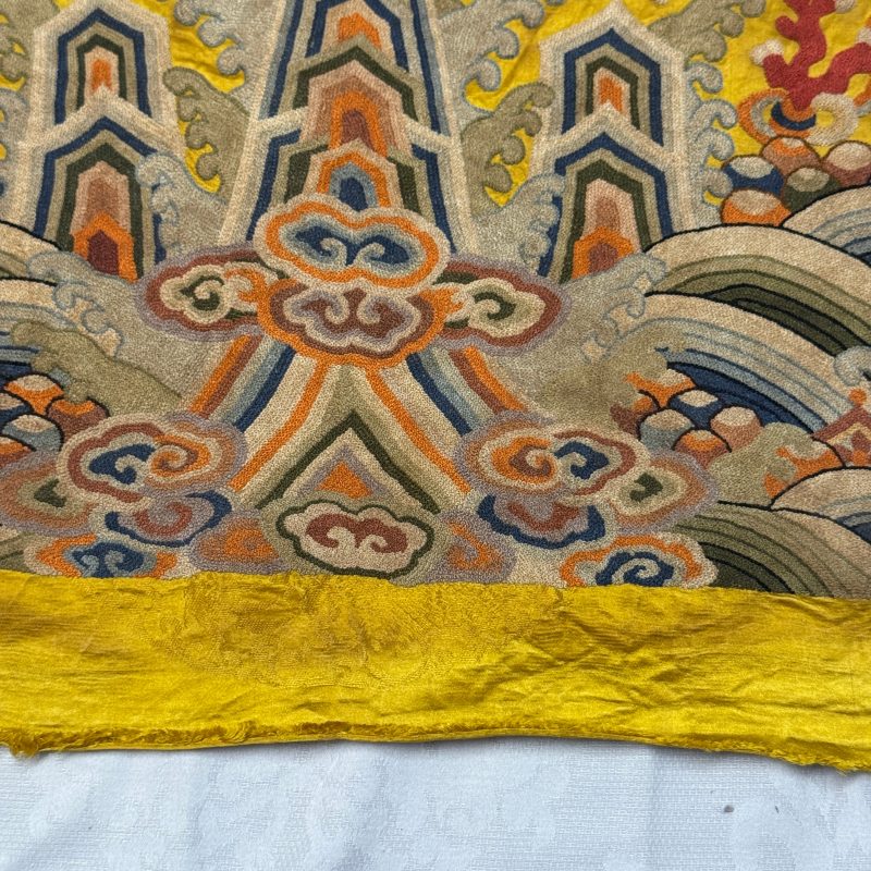 Two Chinese yellow-ground seed-stitch embroidered 'Dragon' panels - 图5