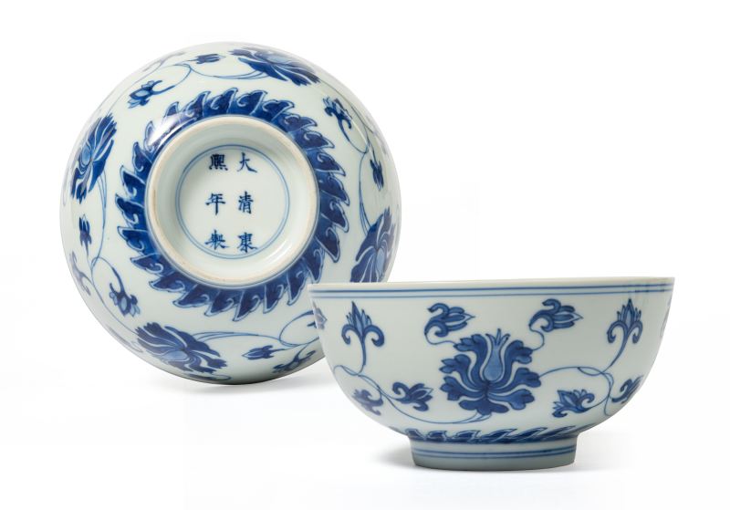 A pair of blue and white 'lotus scroll' bowls, Kangxi mark and of the period (1662-1722) - 图1