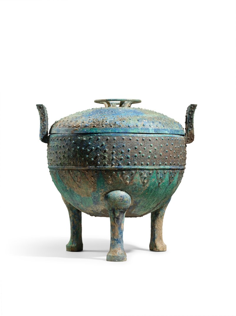A large archaic ritual bronze tripod food vessel and cover, ding, Eastern Zhou dynasty, Spring and Autumn period | 東周春秋　青銅蟠虺紋三足蓋鼎